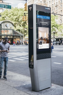 StreetEasy dynamic ad campaign on LinkNYC