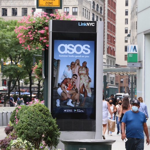 Example of programmatic out-of-home advertising on LinkNYC